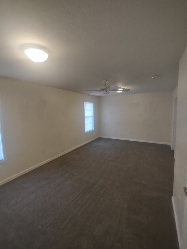 Building Photo - Center Duplex 2 Bed 1.5 Bath Benton KY
