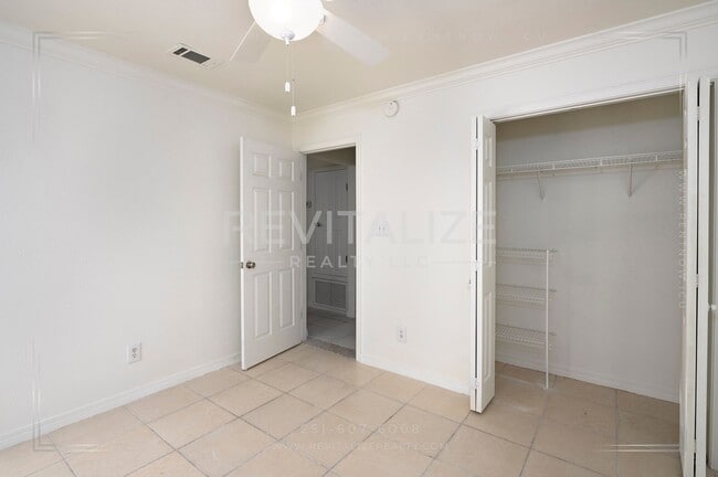 Building Photo - Lovely 3 Bed 2 Bath Brick Home Just Minutes from the Beach!