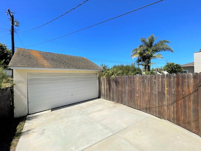 Building Photo - Upgraded Midtown Home with Beautiful Wood ...