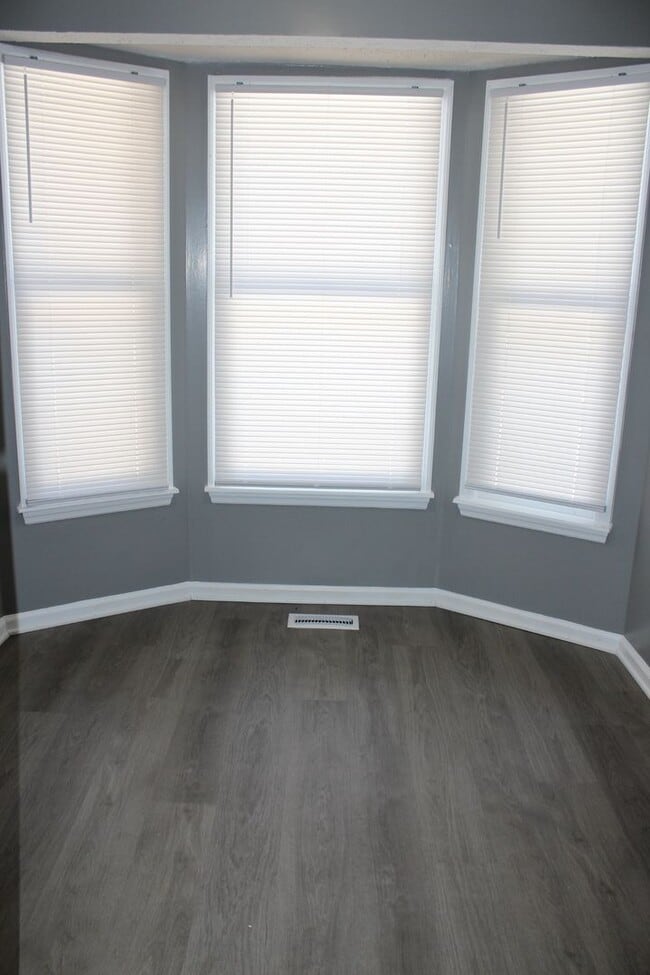 Building Photo - Lake Rim area