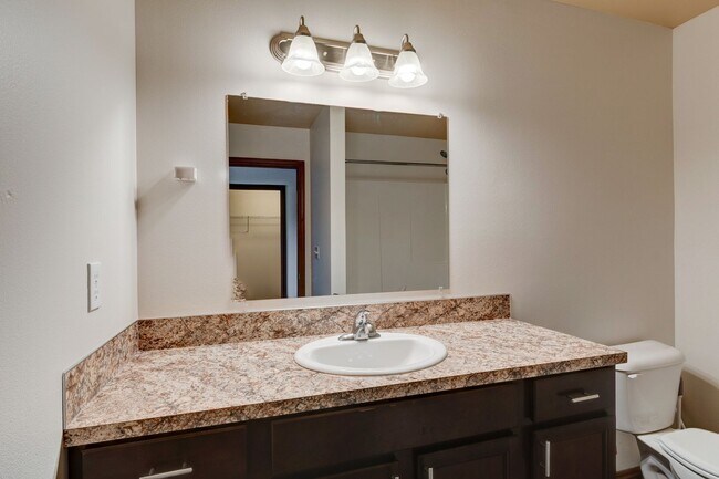 Building Photo - Conveniently Located 3 Bedroom Townhouse