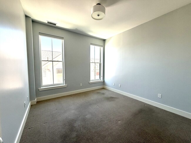 Building Photo - 13 W Central St