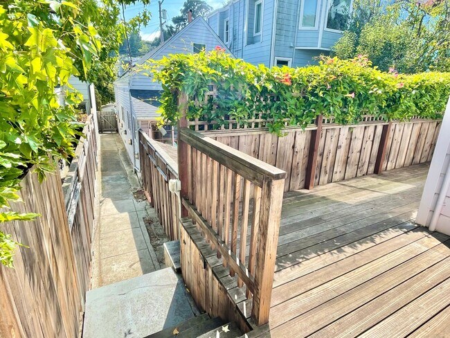 Building Photo - Remodeled Off Street Cottage 2BR/1BA Priva...