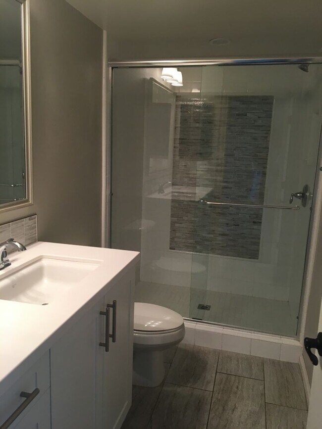 Building Photo - Beautiful 4BR/3BA Del Sur Townhome
