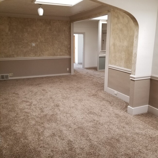 Building Photo - Spacious 2 bed 1 bath apartment on Main st...