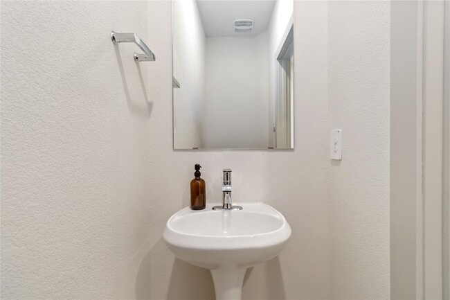 Building Photo - 105 New Hvn St