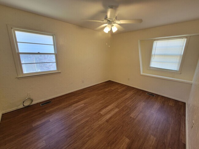 Building Photo - 3 bed in Bethany ready for new tenant!