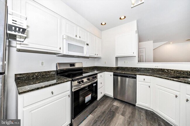 Building Photo - 4960 Clarendon Terrace