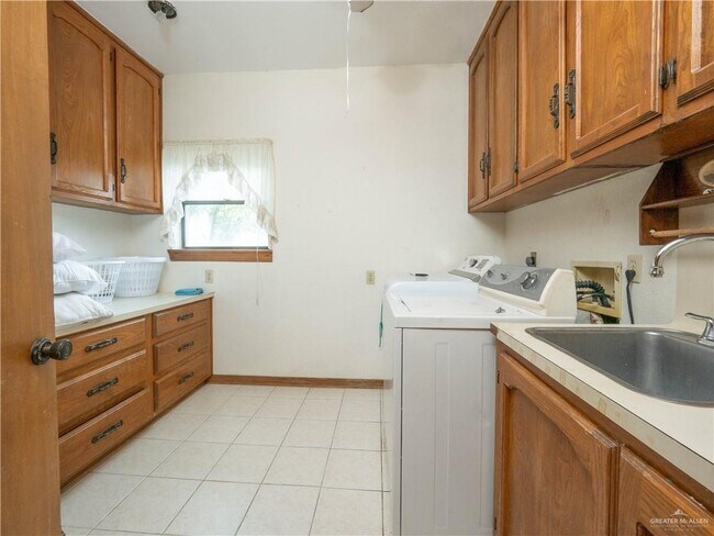 Building Photo - 36 Neuhaus Dr