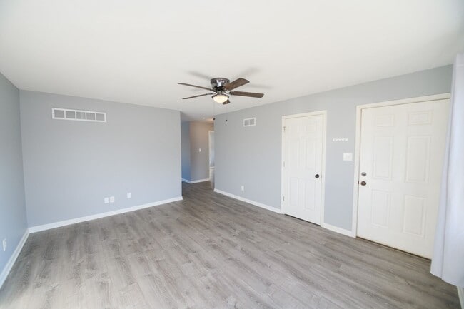 Building Photo - 5266-68 Plaza Ave