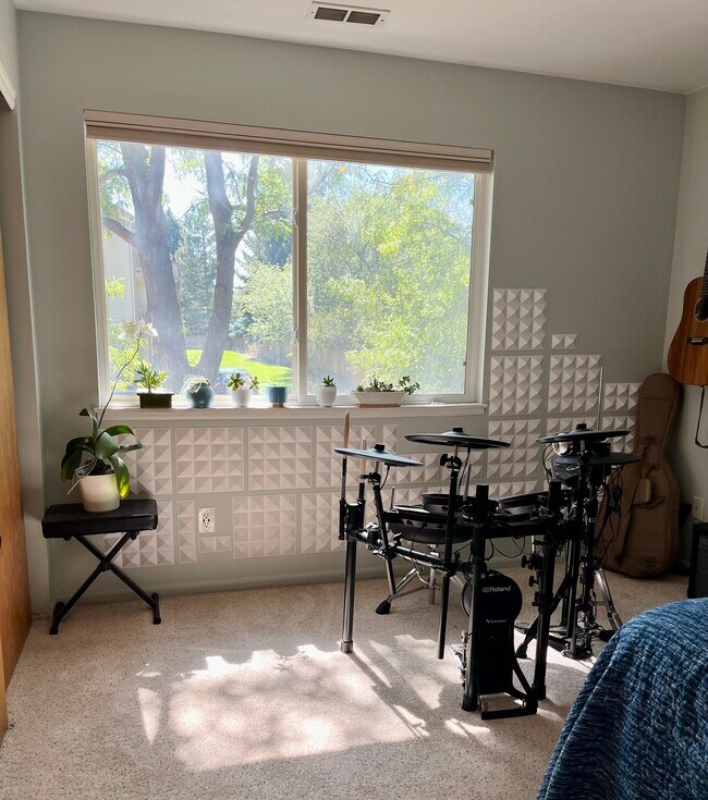Great sunlight exposure - 2960 W Stuart St