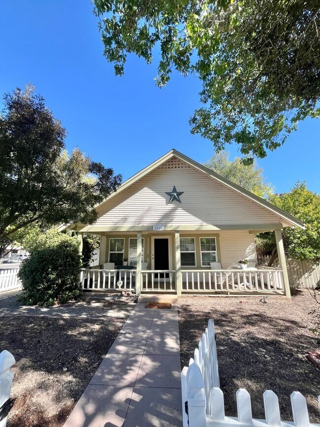 Building Photo - MOVE IN READY!! 2 BEDROOM 1 BATH W/OFFICES