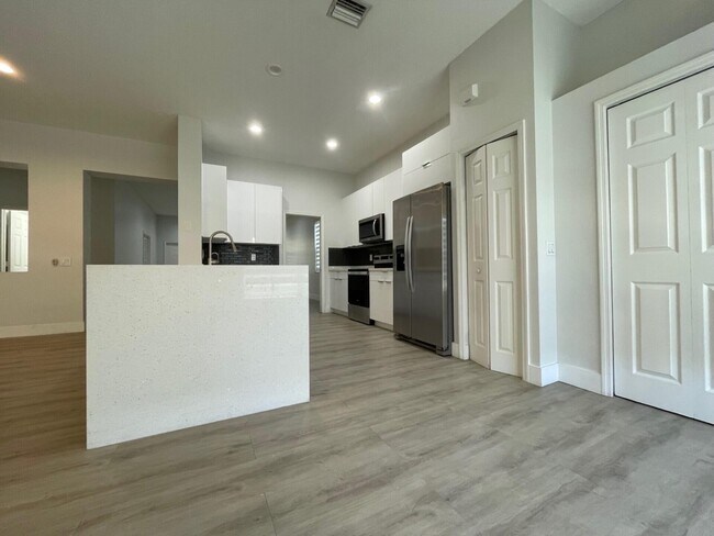 Building Photo - 4293 Laurel Ridge Cir