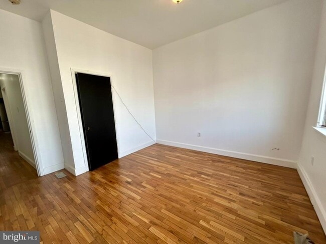Building Photo - 2823 W Girard Ave