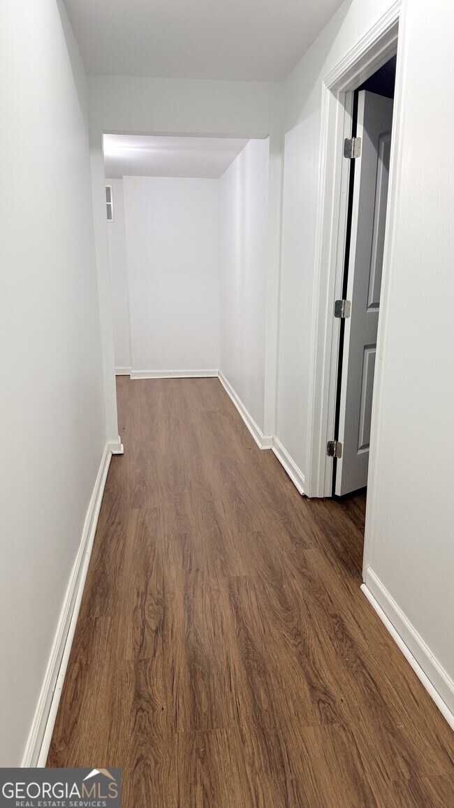 Building Photo - 3395 Woodlake Ln