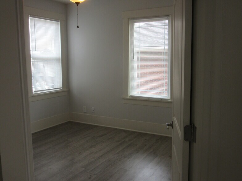 Building Photo - 108 W Columbia Ave