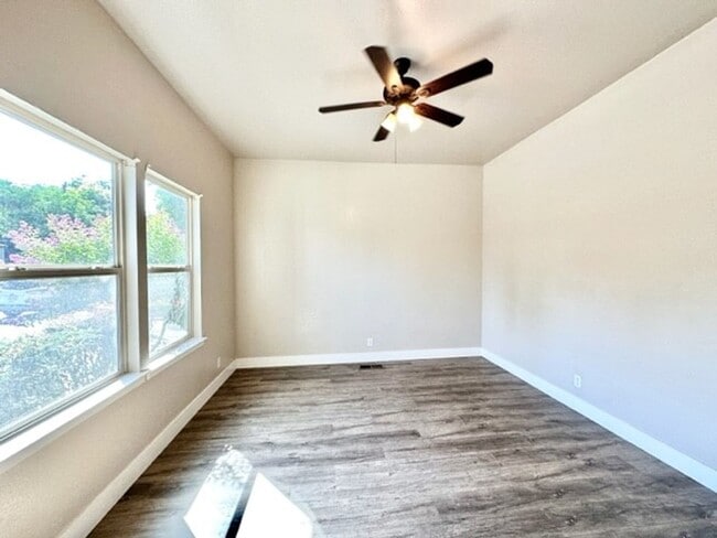 Building Photo - Available June 2026! Plus 1/2 off 1 full month of rent! Newly updated, spacious 5 bedroom home