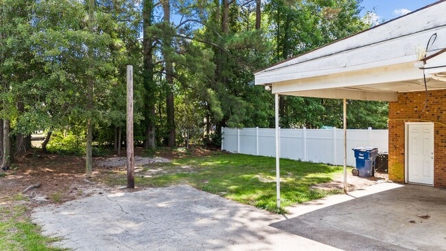 Building Photo - Updated Two Bedroom near Downtown Smithfie...