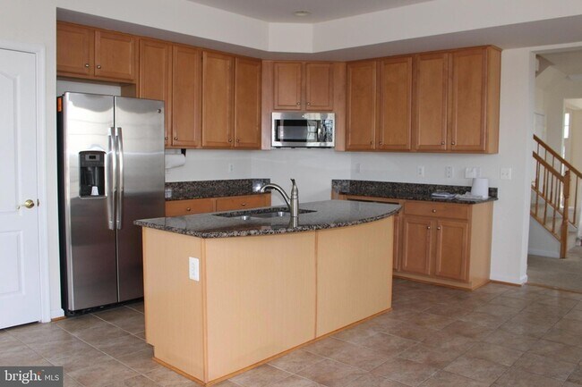 Building Photo - 13570 Village Green Dr