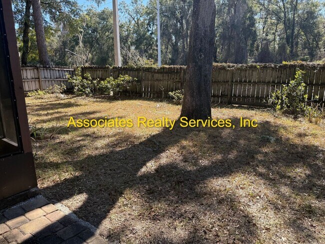 Building Photo - Spacious END UNIT 2 Master Suite Condo w/ Screened Lanai, Screened Balcony, and FULLY FENCED BACK...