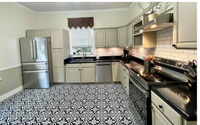 Building Photo - **Charming Small-Town Home Near Clark's Hi...