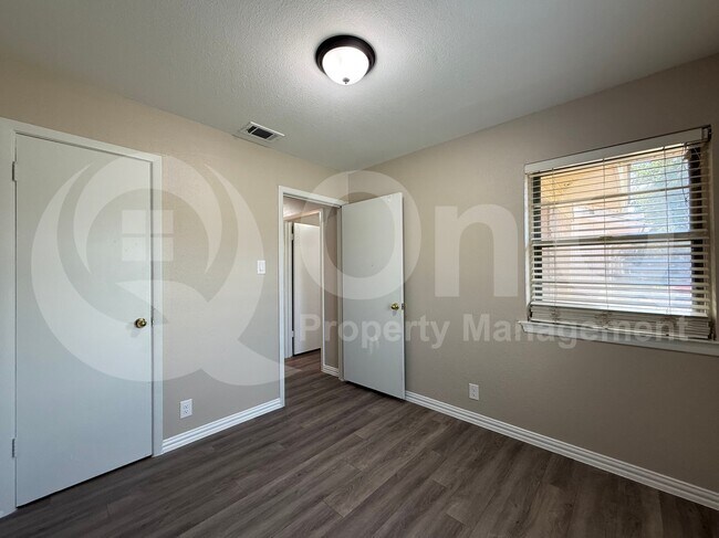 Building Photo - 362 S Shore Pl