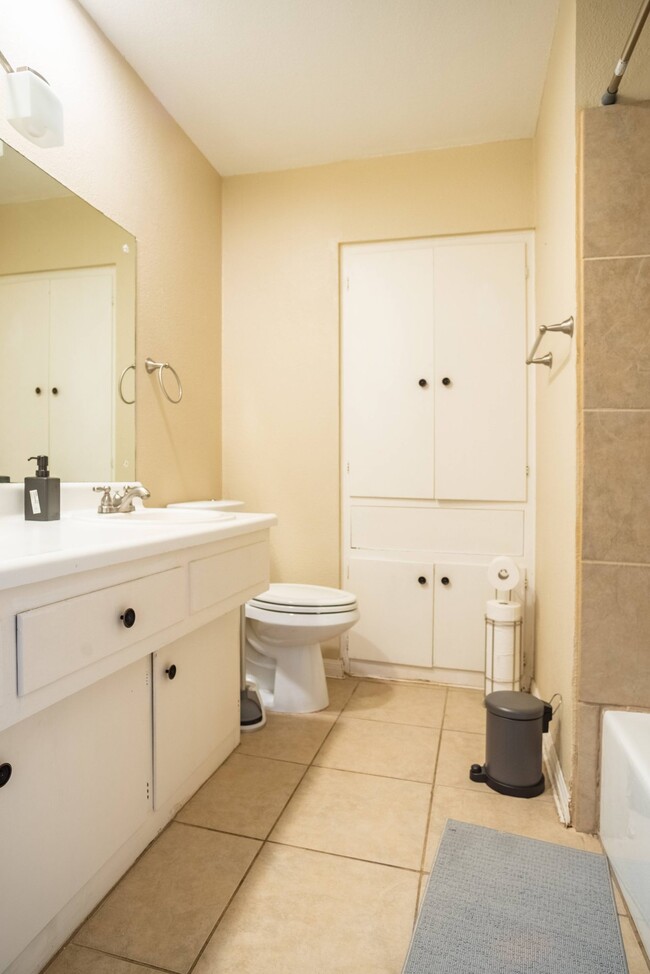 Building Photo - Queen room in 4-bed/2.0-bath Home