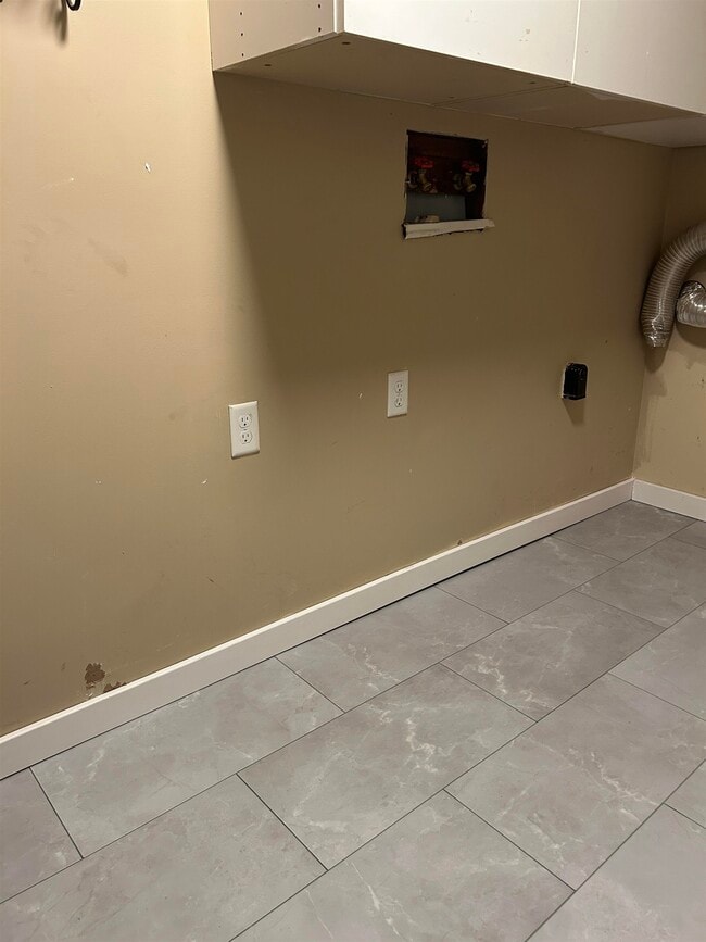 Building Photo - 293 Bear Hill Rd