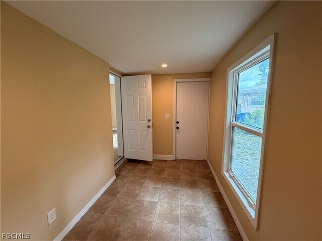 Building Photo - 1906 Coronado Rd