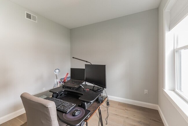 Building Photo - 54 Pleasant St