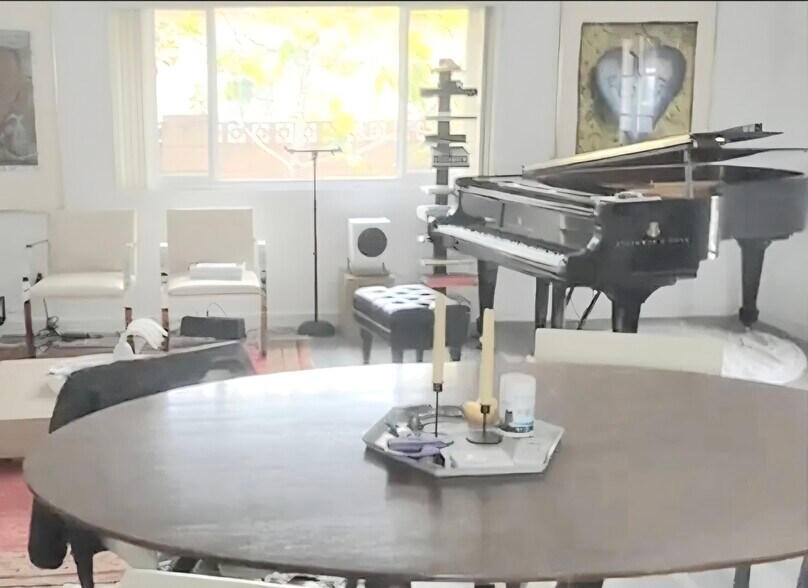 Living room - 340 Rennie Ave