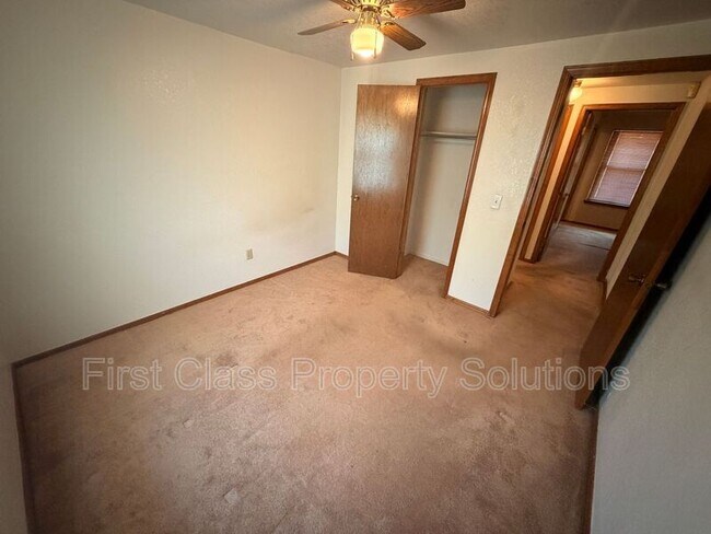 Building Photo - 8613 E Parkridge Dr