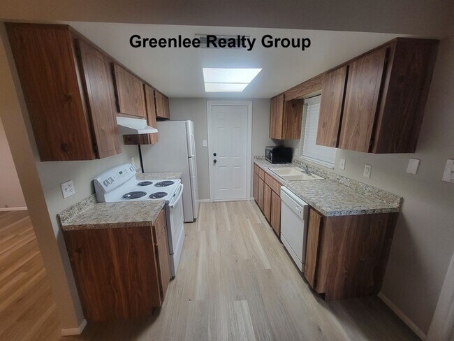 Building Photo - Don't miss this 2 Bed/ 1 Bath home in Holiday Lake Estates!