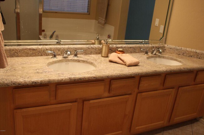 Building Photo - 875 W Aloe Pl