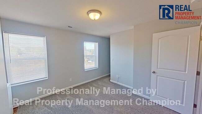 Building Photo - Adorable 3 BD 1.5 BA Home on Corner Lot with Fenced Back Yard