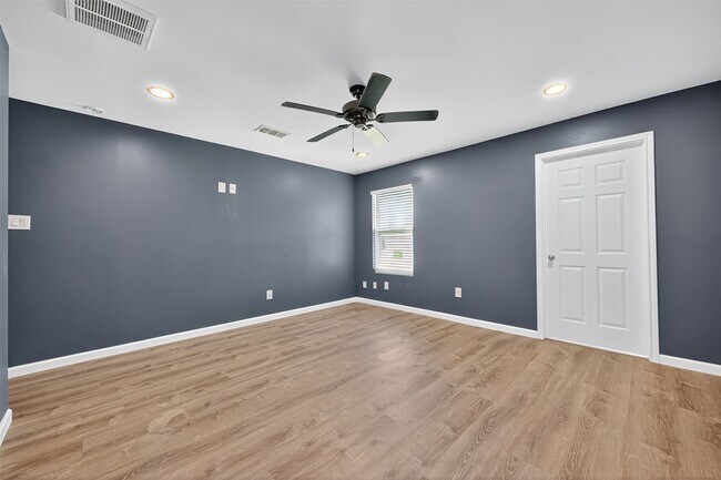 Building Photo - 10106 Shadow Pine Dr