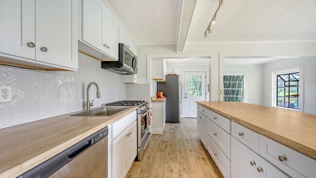 Building Photo - Completely Remodeled Home With Stunning Ri...