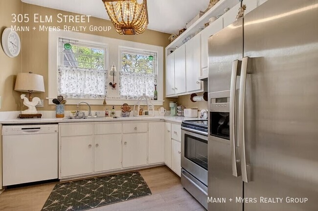 Building Photo - 305 Elm St