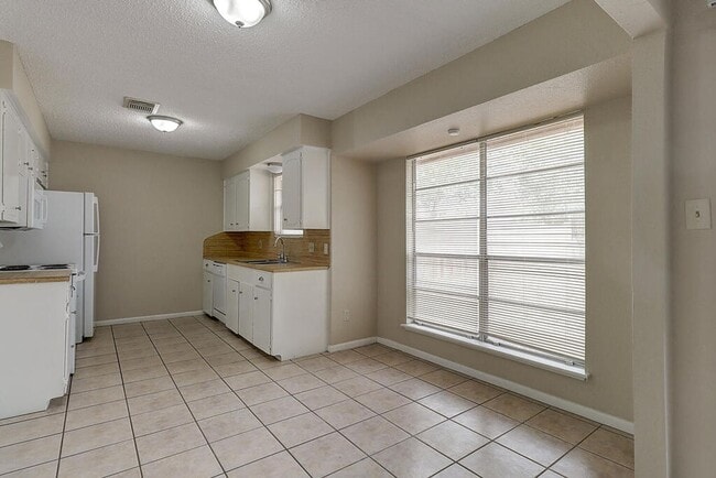 Building Photo - 5225 Bonham St