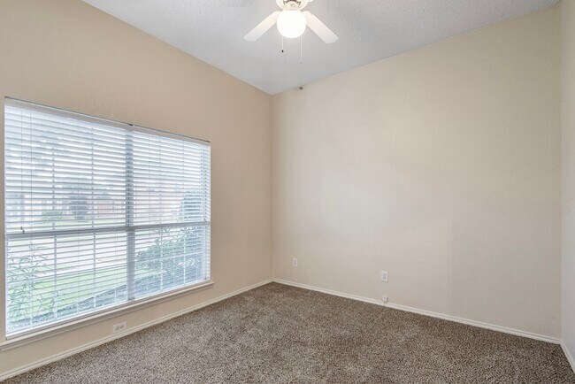 Building Photo - 10217 Max Ln