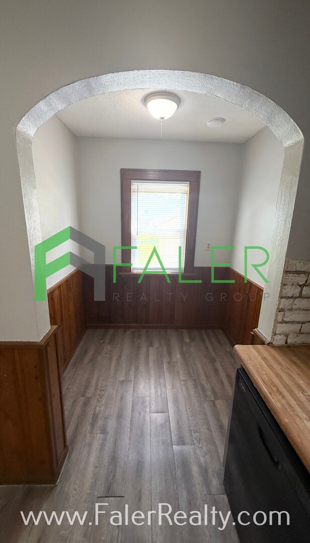 Building Photo - Charming 2-Bedroom Home