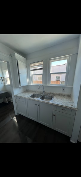 Kitchen - 2002 S Palm Grove Ave