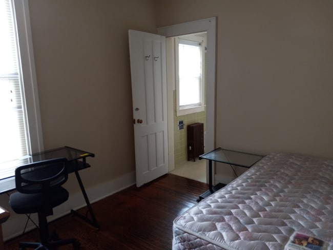 Building Photo - 33 Lincoln Ave