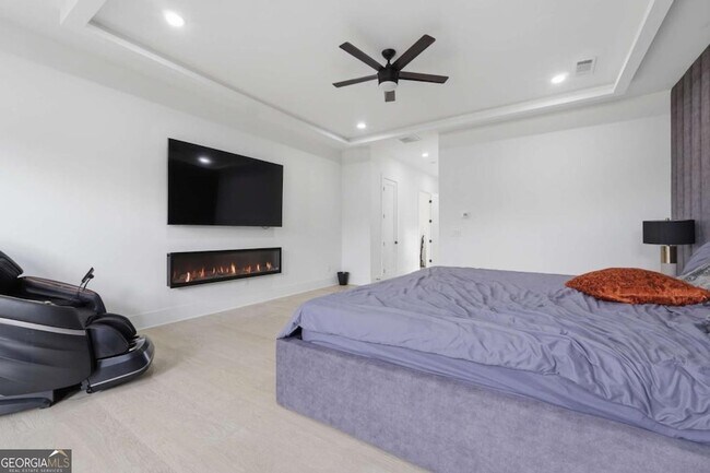 Building Photo - 556 Versailles Dr