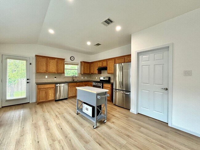 Building Photo - 3/BR 2/BA Bath Home with Fully Equipped Ki...