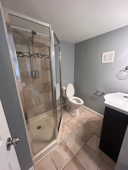 Building Photo - 240 Riverview Ave