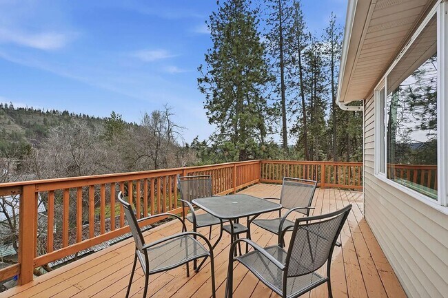 Building Photo - Spacious 4-Bed / 3-Bath South Hill Home — Views, Central A/C, Attached Garage