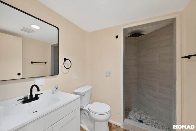 Building Photo - Bright & Modern 2-Bed Home with Ocean Glimpses in Prime Vista Location