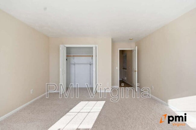 Building Photo - 1002 Nicklaus Dr