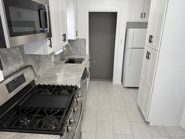 Building Photo - 1465 E 14 Mile Rd